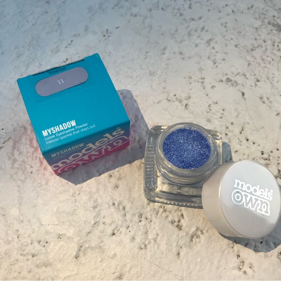 Eyeshadow with sparkle that stays put - Picture 2 of 3